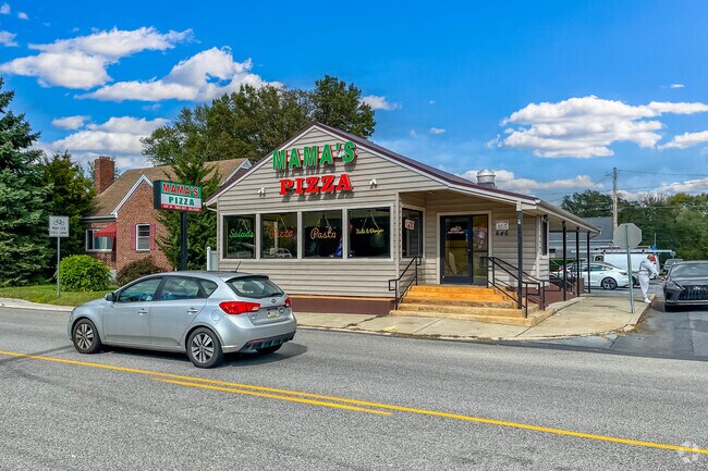 Grab a slice at Mama’s Pizza, a local favorite near Royalton.