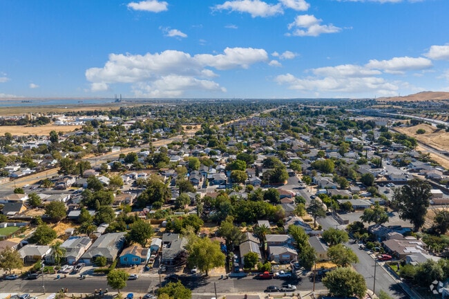 Bay Point West lies between Mount Diablo and the San Joaquin River.