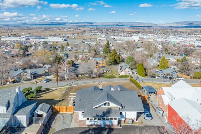 Experience incredible views of the Yakima Valley from your living room in Sunnyside.