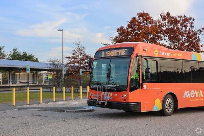 MeVa transit bus routes help connect residents to other nearby neighborhoods.