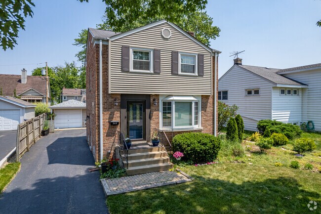 American foursquare homes are well-landscaped in the North Lombard neighborhood.