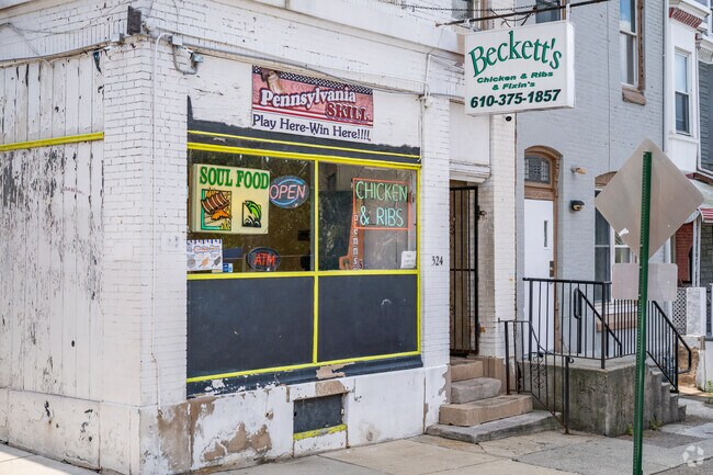 Beckett's in Sixth Ward serves the neighborhood's favorite BBQ ribs and fried chicken.