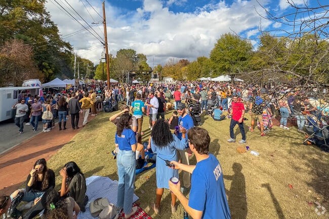 Cabbagetown Chomp and Stomp is a yearly festival that many attend.