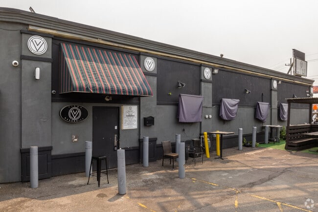 Views Bar and Grill is famous for its Lamb Chops and Cold Drinks in The Eye.