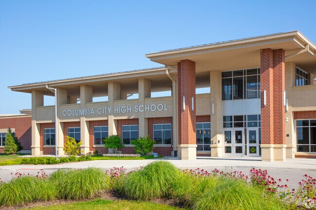 Columbia City High School has a student to teacher ratio of 16:1.