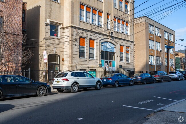 Primary Prep has a student body of 391 students.