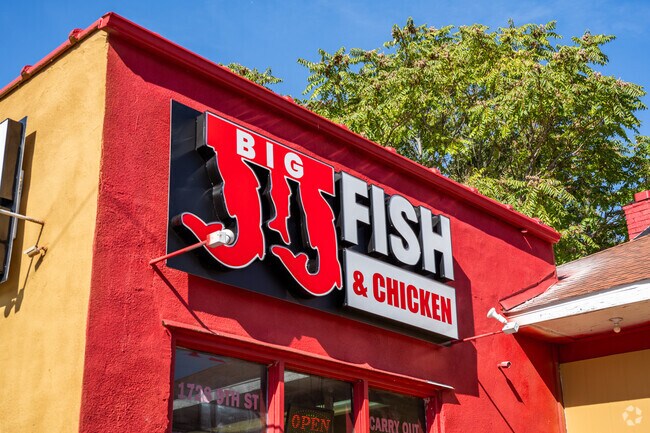 Enjoy a fresh cooked meal at Big JJ Fish and Chicken near Long view in Rock Island, IL.