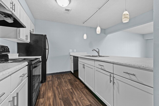Fairfax Apartments - Lansing, MI, Lansing, MI 48917 - photo 3