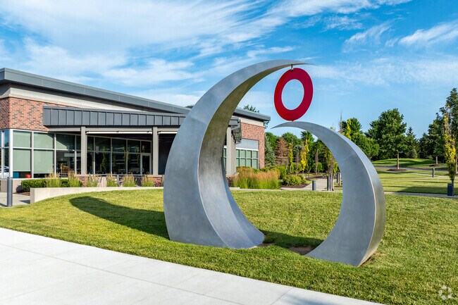 Deer Ridge has many outdoor shopping and dining options for residents.