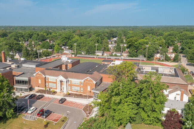 Brentwood High School has varsity level sports teams.