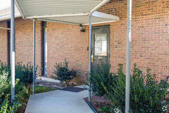 Londonderry Christian Montessori offers many shaded entrances and gathering areas for students.