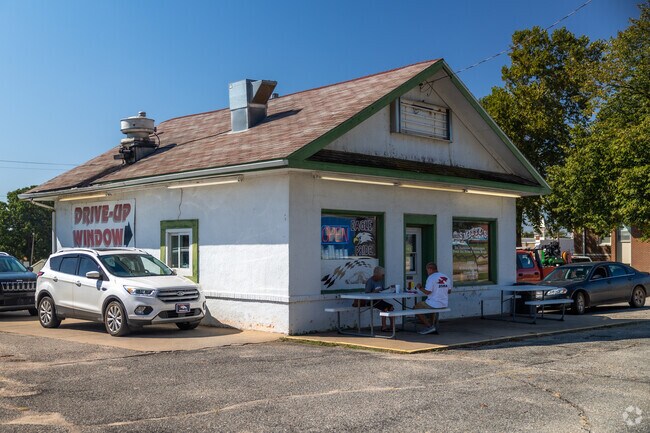 Smitty's Carryout serves old-fashioned burgers at picnic tables out front, in Kingman.