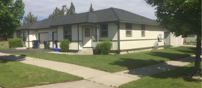 1048 NE Warner Place unit 1, Bend, OR 97701 - photo 3