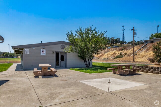 There is a courtyard area at Oakview High (Alternative).
