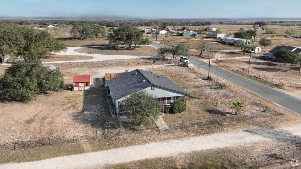 1037 County Road 7711, Devine, TX 78016 - photo 2