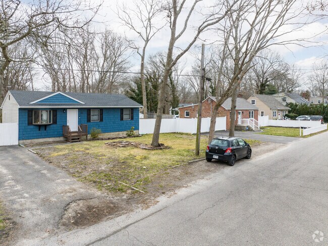 Single-story homes are common in Mastic.