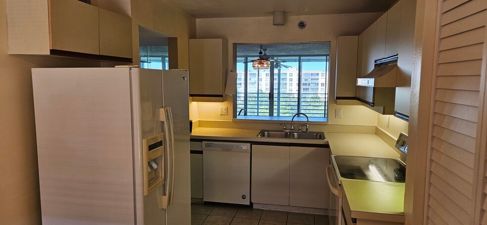 Large kitcher w/breakfast room