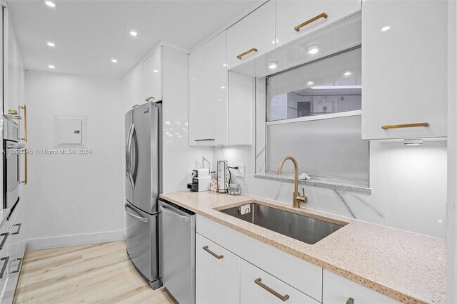 Octagon Towers unit 6D, Miami Beach, FL 33139 - photo 5