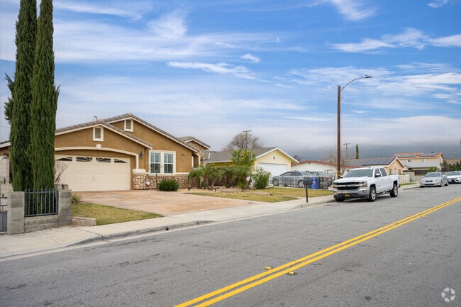 Ranch style homes line the neighborhood of Fontana.