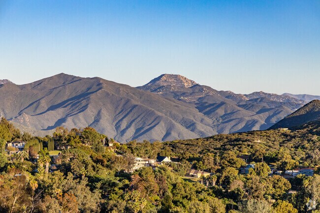 Crest is surrounded by large mountain landscapes with views all around.
