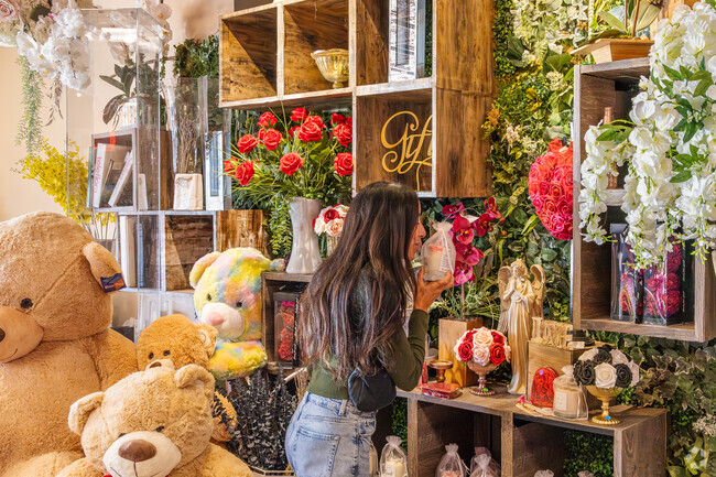 Langdon Florist of Tribeca is a well-known Flower Shop that delivers to Grymes Hill.