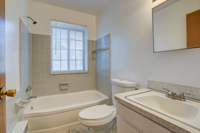 4865 Cadieux Rd unit Apartment 11, Detroit, MI 48224 - photo 2