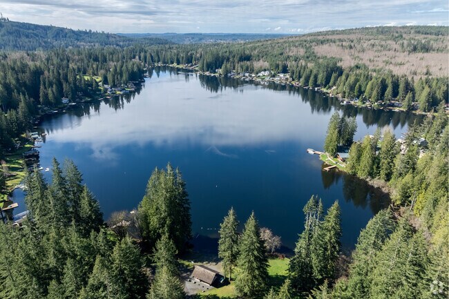 Discover the magic and beauty at Lake Roesiger, just 25 minutes east of Everett, WA.