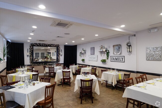 Diamond’s restaurant in Yardville serves classic Italian dishes in an upscale setting.