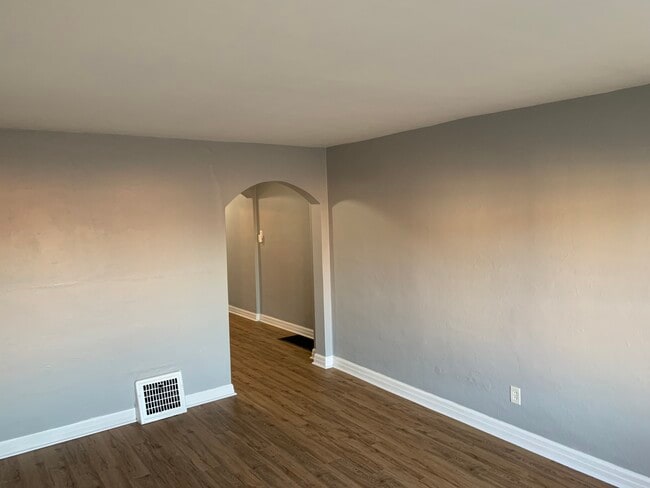 4960 Kemper Ave unit 2nd floor, Saint Louis, MO 63139 - photo 3