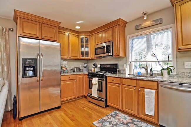 40 Avon St unit 2, Wakefield, MA 01880 - photo 4