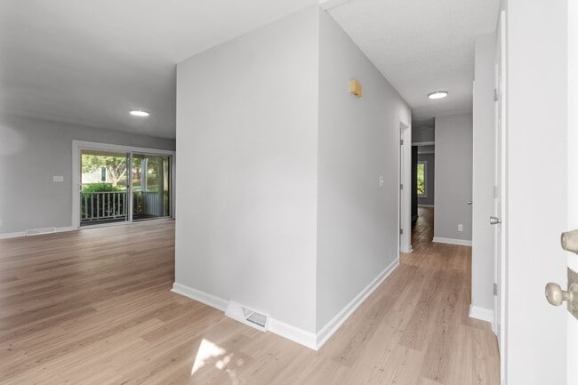 325 Eastwood Dr, Salisbury, NC 28146 - photo 4