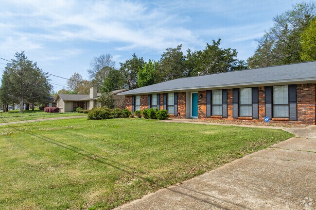 Ranch-style homes are sprinkled throughout Thomas Street.