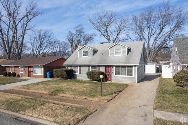 Cape Cod-style homes in Aetna feature detached garages.