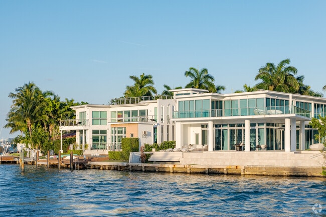 Large and modern single-family homes can be found on the Venetian Islands.