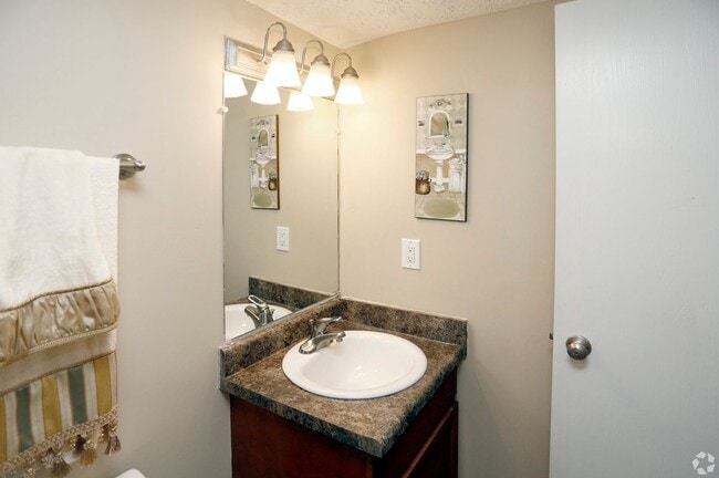 English Village Apartments, Indianapolis, IN 46239 - photo 4