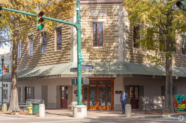 Downtown Lafayette is a short walk from the West End neighborhood.