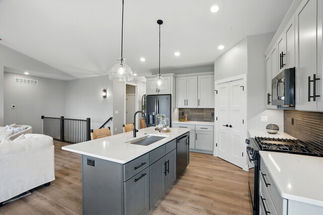 933 Long Dr, Solon, IA 52333 - photo 4