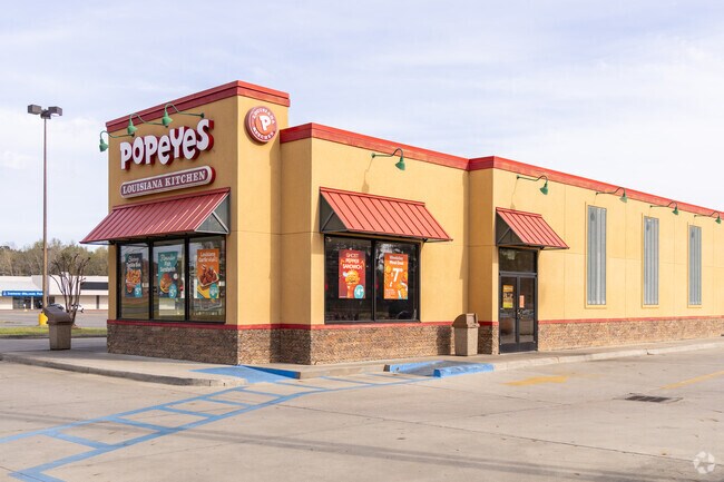 Find many national chain restaurants along Minden's Hwy 79.