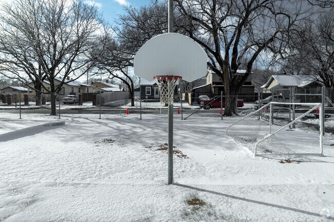 Gardiner Elementary School has an outdoor basketball court.