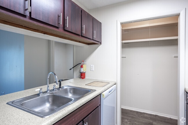 2BR, 2BA - 985SF - Kitchen