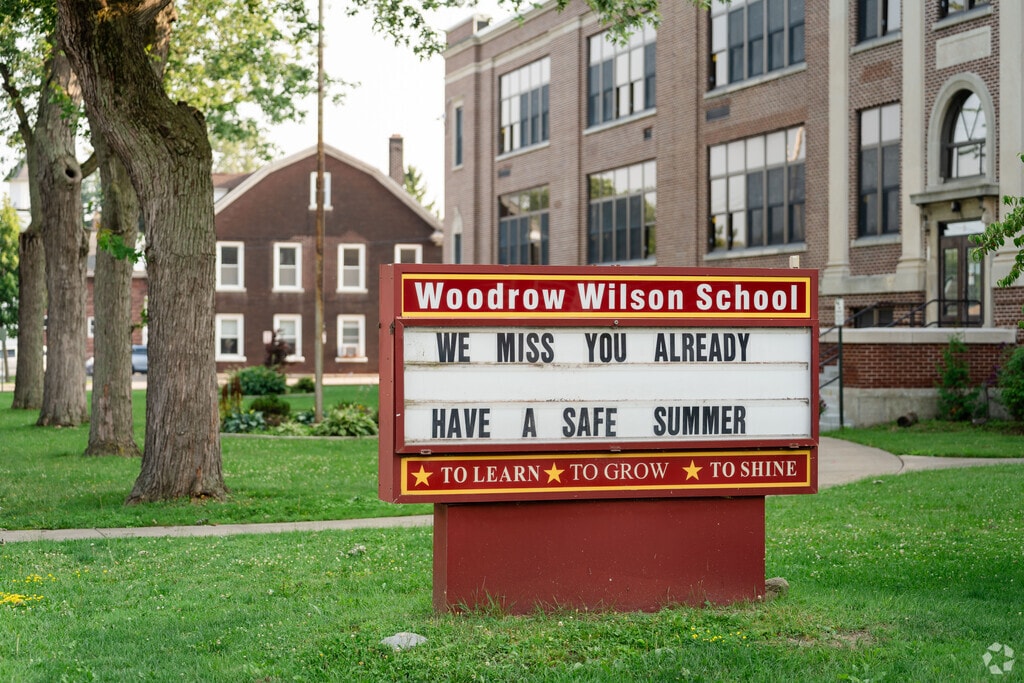 Woodrow Wilson School in Buffalo has student teacher ratio of 14 to 1.