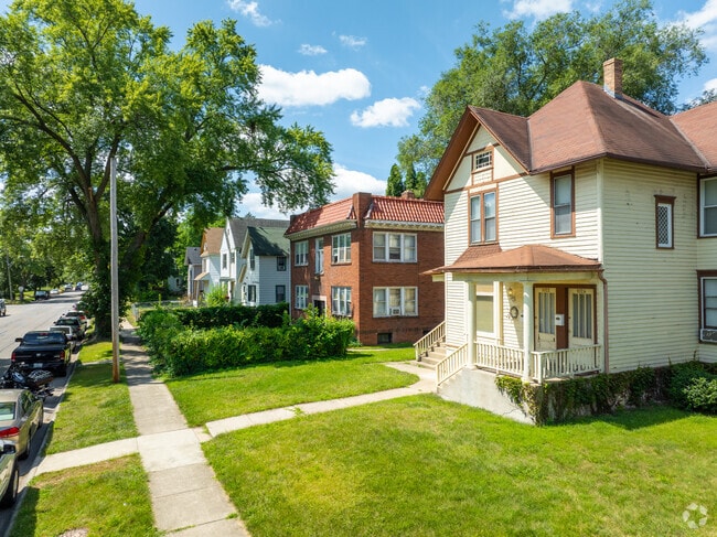 Traditional homes from the early decades of the 20th century are common in Signal Hill.