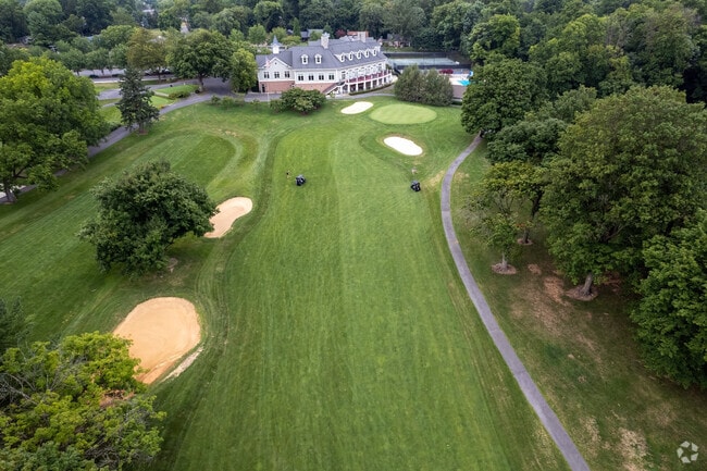 Perfect your swing at Fountainhead Country Club near Paramount-Long Meadow.