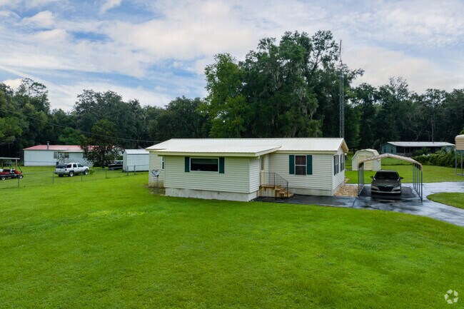 Neighbors in Withlacoochee Heights have good space between each other.
