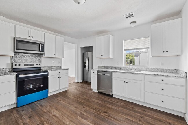 985 Main St unit 985 Main, Sanford, ME 04073 - photo 3