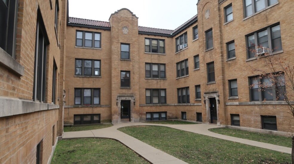 4015 W Melrose St unit 4015-1S, Chicago, IL 60641 - photo 1
