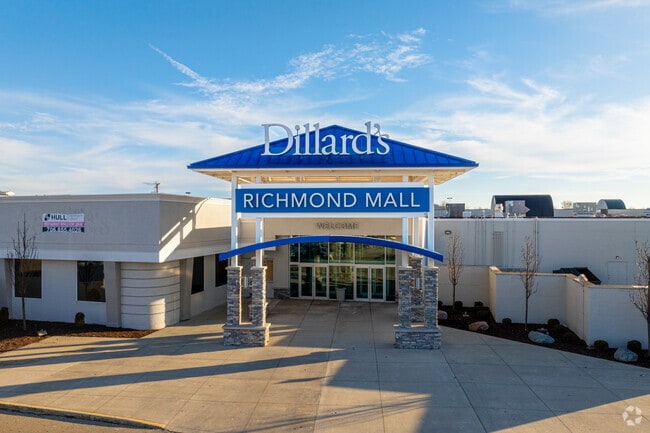Richmond Mall, on the east side of town, houses chain restaurants and shops.