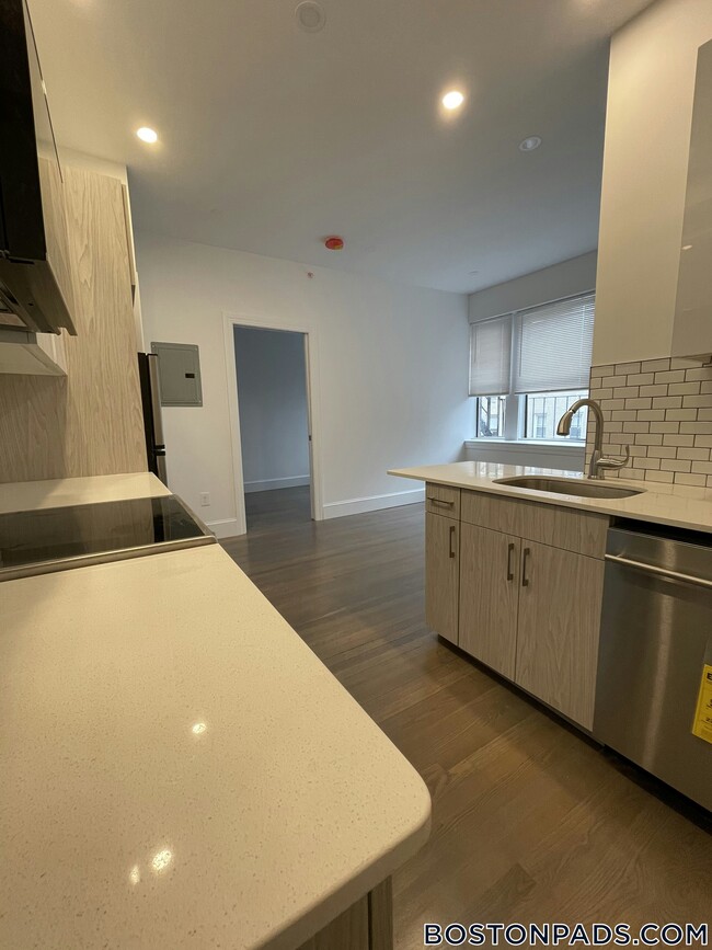11 Queensberry St Unit 6, Boston, MA 02215
