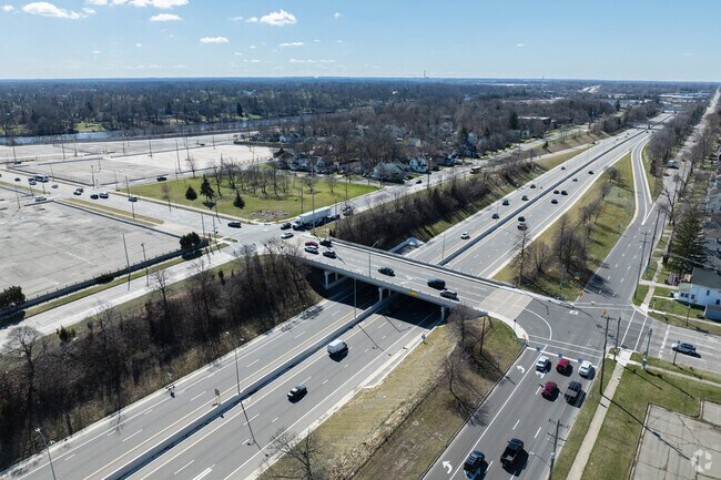 Interstate I-496 is a short drive from Churchill Downs.