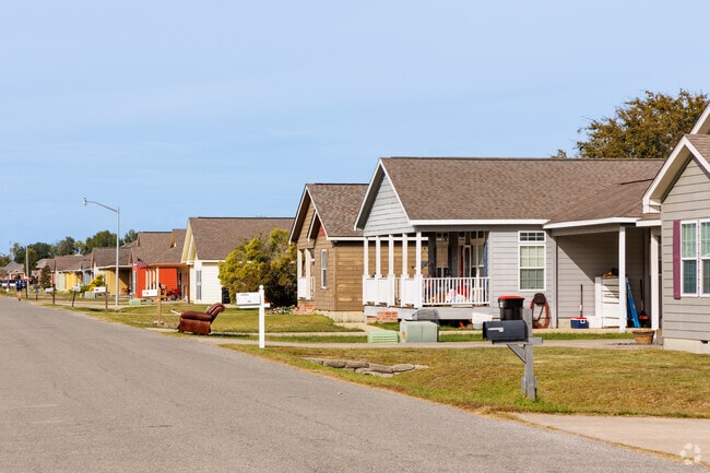 Cottages are found throughout Central Lafayette Parish.